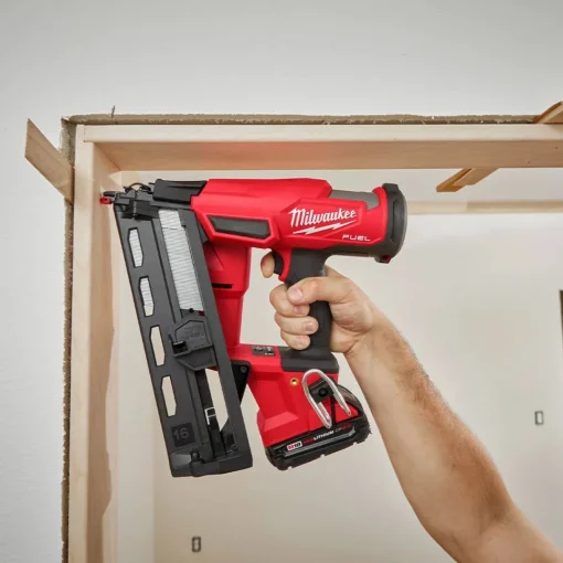 Milwaukee M18 FUEL 16 Gauge Angled Finish Nailer Kit 2841-21CT